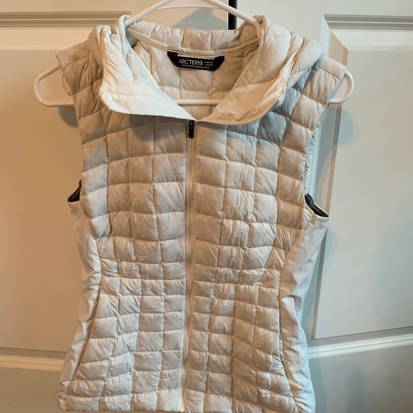 Arc'teryx Jackets & Blazers - Arc’Teryx Women’s Small White Down Vest with Hood